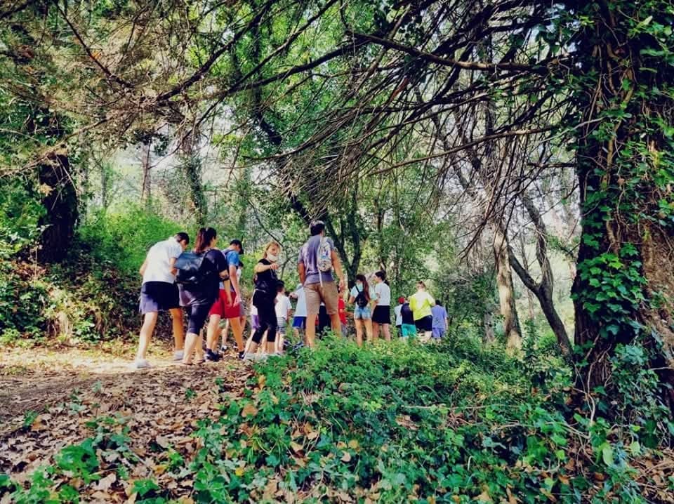 Un gruppo dell’associazione in cammino lungo un sentiero nel bosco